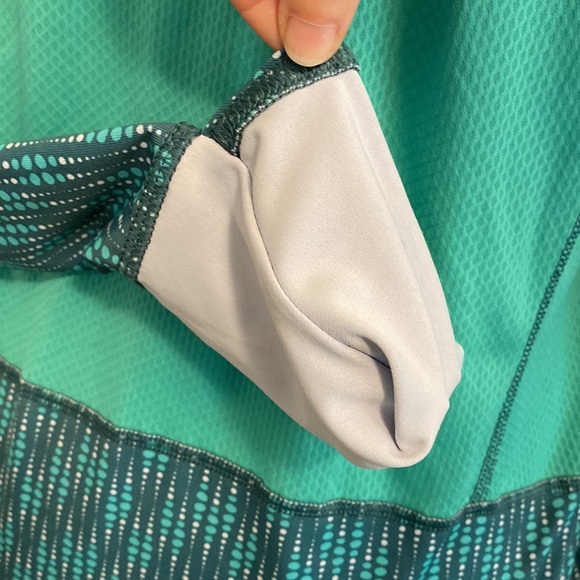 Sz M Patagonia Hoodie - Stretchy with Unique Features- Excelllent Condition ❤️😊 - Picture 9 of 13